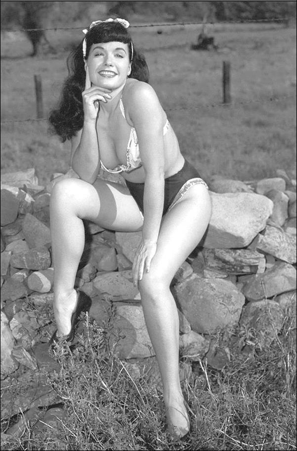 Bettie Page: The Curse of the Banshee issue 1-L 1:11 Virgin Bettie Page Pin Up Photo Cover