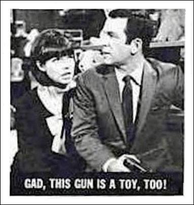 Get Smart (Base Set) card 15 Gad, This Gun is a Toy,Too!