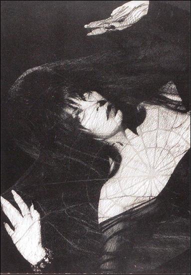 Elvira Mistress of the Dark (Base Set) card 4