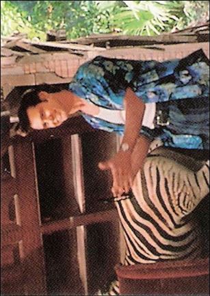 Ace Ventura: When Nature Calls (Base Set) card 74 Storming the Consulate