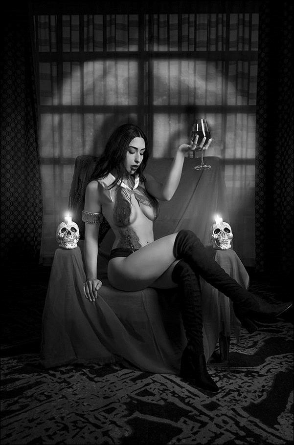 Vampirella 1992 issue One Shot-E 1:7 Black & White Virgin Cosplay Photo Cover