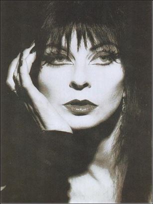 Elvira Mistress of the Dark (Base Set) card 52